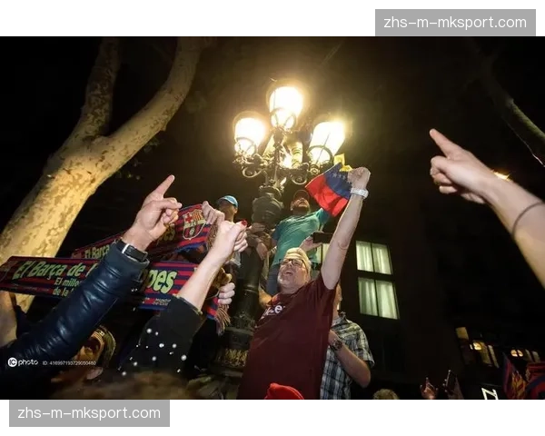 特写:大雨导致巴塞罗那比赛中断,球迷在雨中坚持等候 特写:大雨导致巴塞罗那比赛中断,球迷在雨中坚持等候